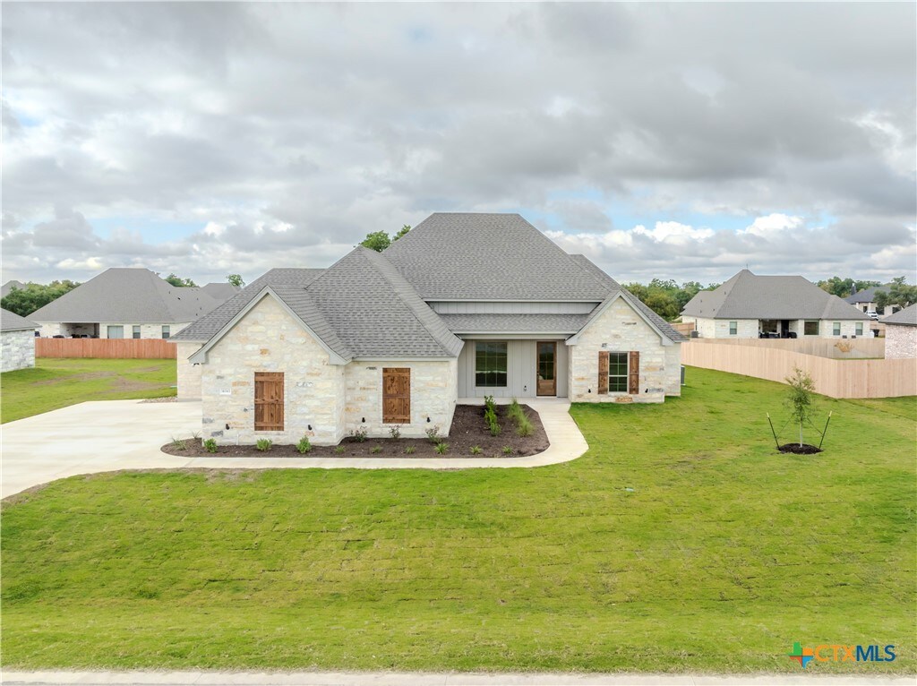 view of front of house with a front lawn