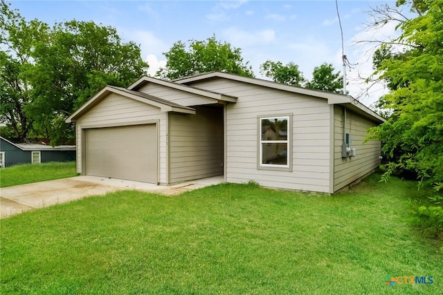 613 S 24th St, Temple, TX 76501 - view of front of property featuring a front lawn, driveway, and an attached garage