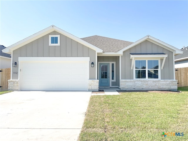 view of front facade featuring a garage and a front yard