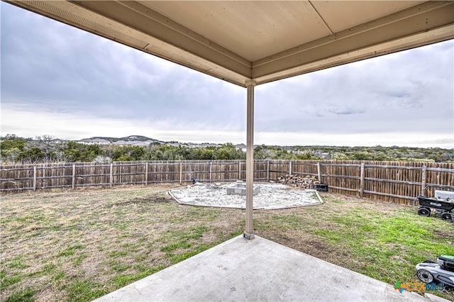 view of yard featuring a patio