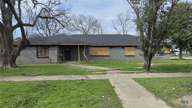 single story home with a front yard