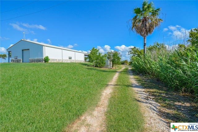 view of yard featuring an outdoor structure