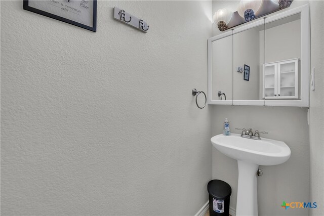 bathroom featuring sink