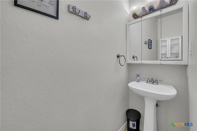 3008 Tucson Dr, Killeen, TX 76543 - bathroom featuring a sink and baseboards