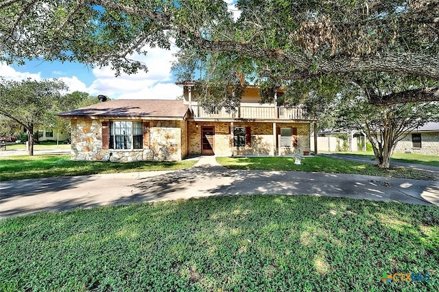 view of front of home with a front lawn