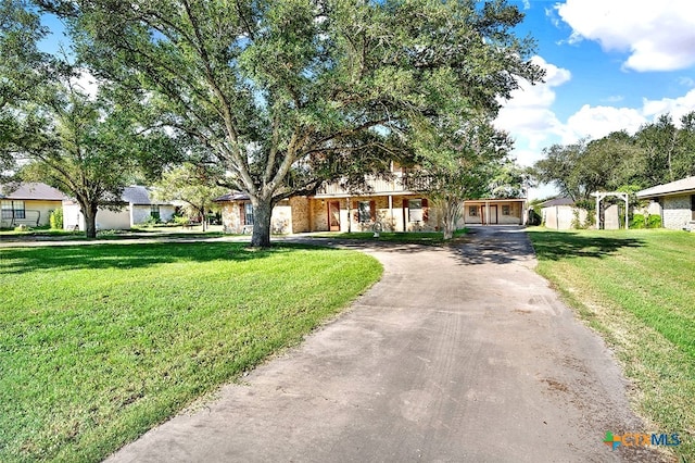 view of front of property featuring a front yard