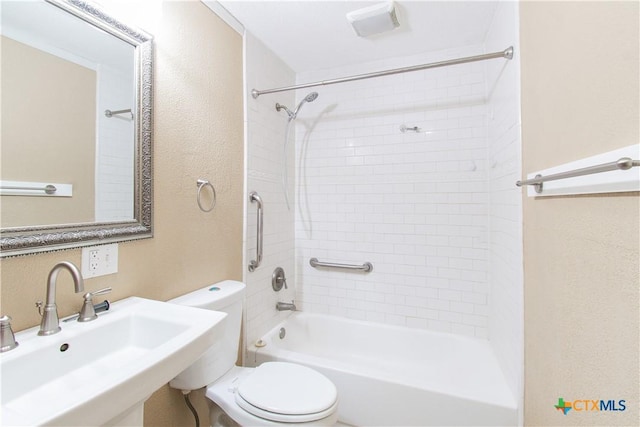 1401 N Penelope St, Belton, TX 76513 - bathroom with bathing tub / shower combination and a textured wall