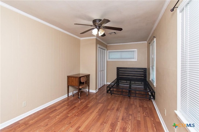 1401 N Penelope St, Belton, TX 76513 - living area featuring wood finished floors, ceiling fan, and crown molding