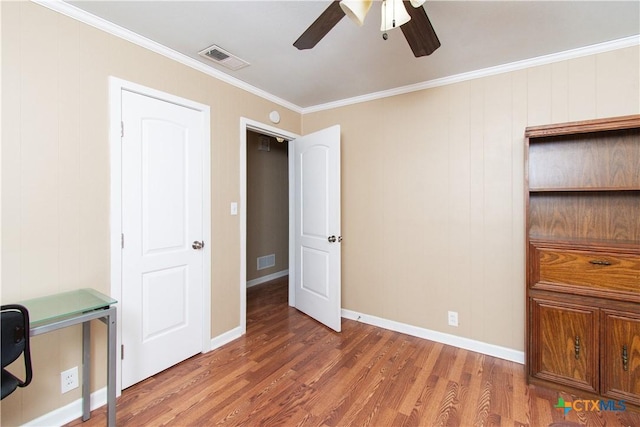 1401 N Penelope St, Belton, TX 76513 - bedroom with wood finished floors, crown molding, an office area, and a ceiling fan