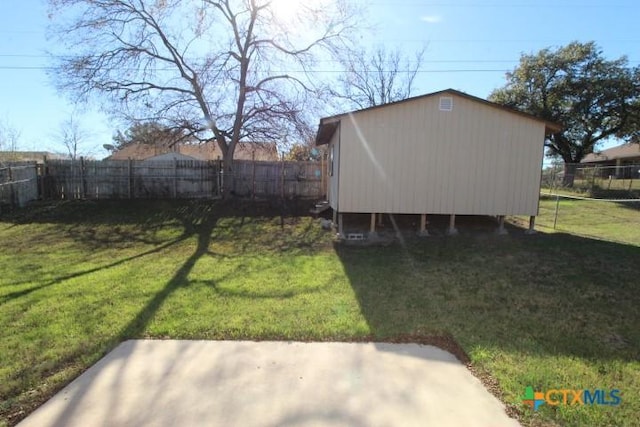 view of yard with a shed