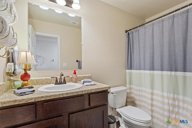 315 S Hackberry Rd, Holland, TX 76534 - full bathroom featuring vanity, toilet, and a shower with shower curtain