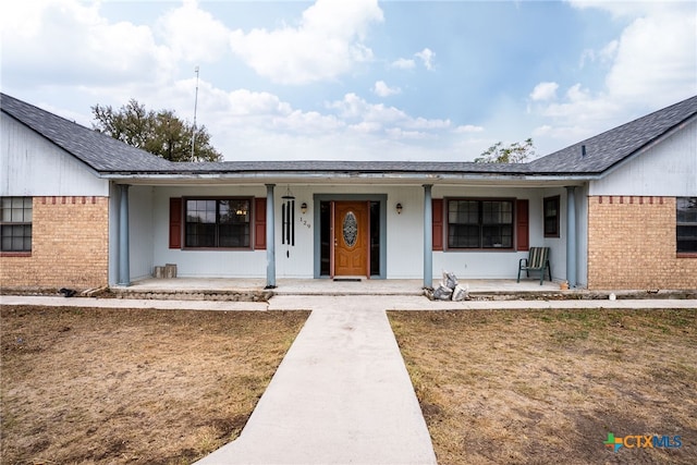 single story home with a porch