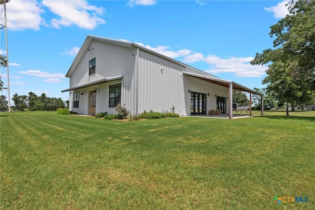 back of house featuring a lawn