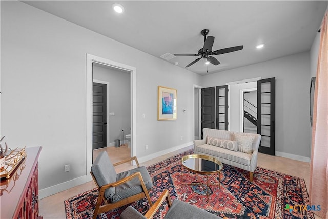 sitting room with ceiling fan