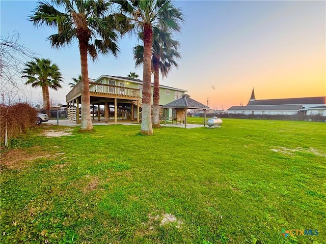 view of yard at dusk