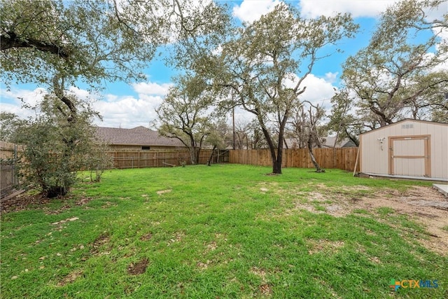 view of yard with a storage unit