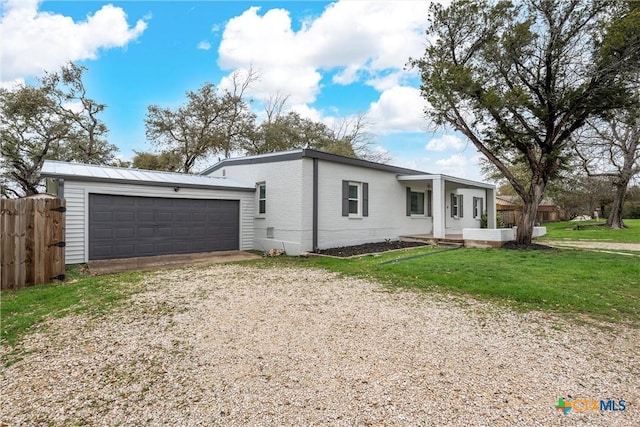 single story home with a front lawn