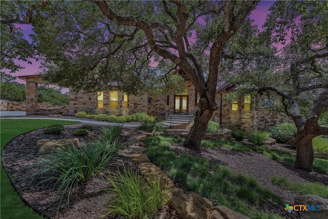 view of yard at dusk