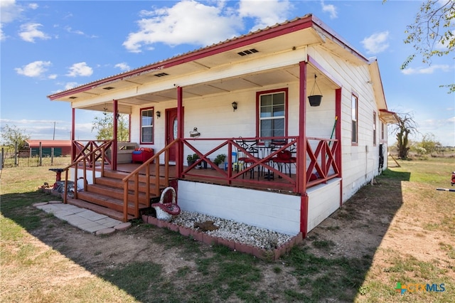 view of front facade featuring a front yard and covered porch