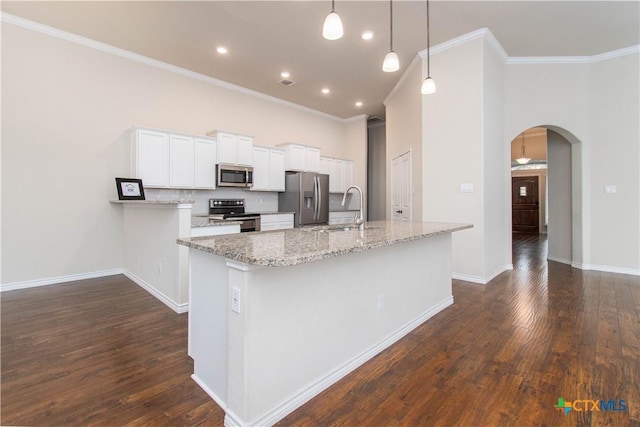 kitchen with white cabinetry, an island with sink, stainless steel appliances, hanging light fixtures, and sink