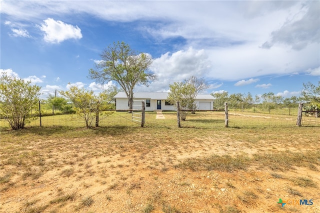 view of yard featuring a rural view