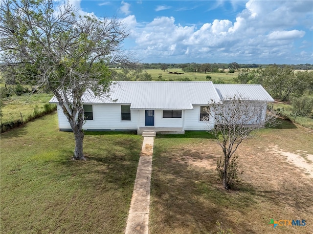 view of front of house featuring a front lawn