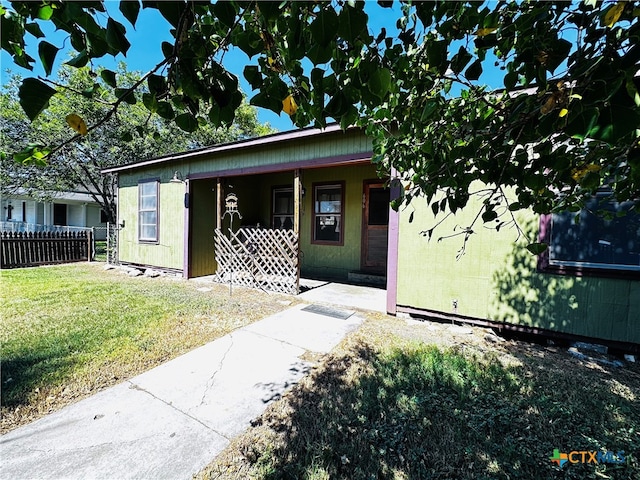 bungalow featuring a front lawn