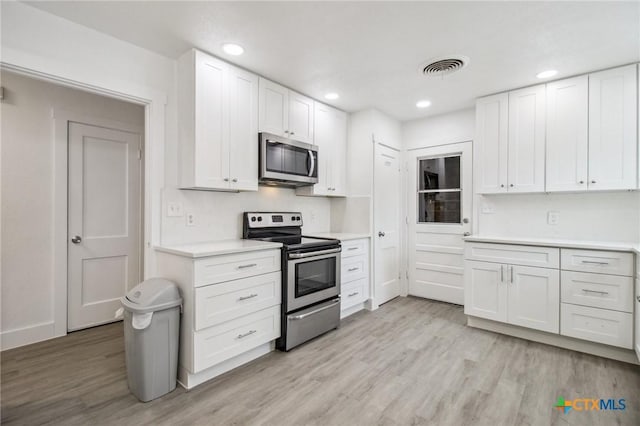 542 Williamsburg Pl, San Antonio, TX 78201 - kitchen featuring stainless steel appliances, light wood finished floors, light countertops, white cabinets, and recessed lighting