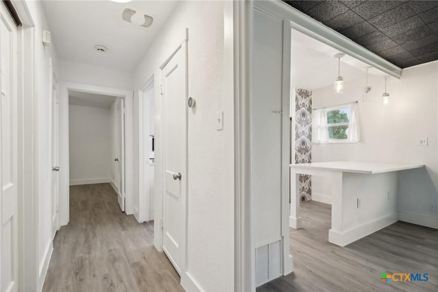 542 Williamsburg Pl, San Antonio, TX 78201 - hall with wood finished floors and baseboards