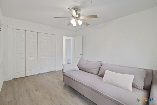 542 Williamsburg Pl, San Antonio, TX 78201 - living room featuring light wood finished floors and a ceiling fan