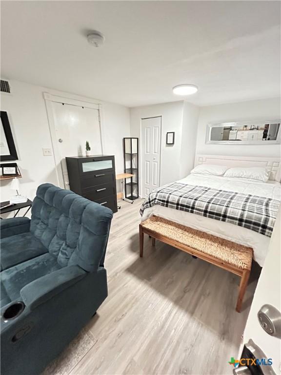 542 Williamsburg Pl, San Antonio, TX 78201 - bedroom featuring light wood finished floors