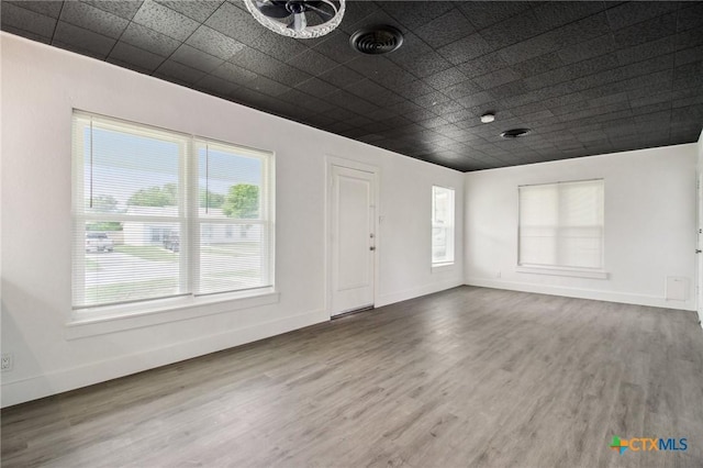542 Williamsburg Pl, San Antonio, TX 78201 - unfurnished room featuring plenty of natural light, wood finished floors, and baseboards