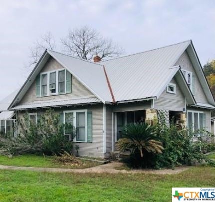 exterior space featuring a front yard