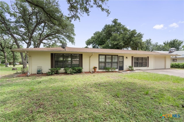 ranch-style house featuring a front yard