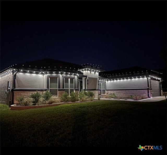 view of front of house featuring a yard