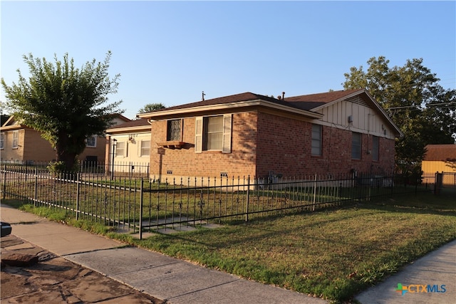 ranch-style home featuring a front lawn