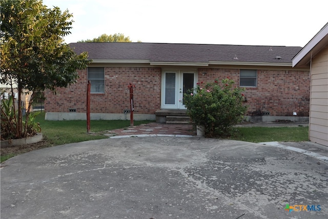 view of front facade with a front yard