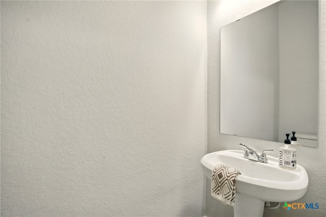 1911 Peres St, New Braunfels, TX 78132 - bathroom with a textured wall and a sink