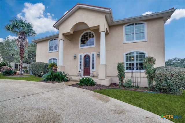 view of front facade with a front lawn