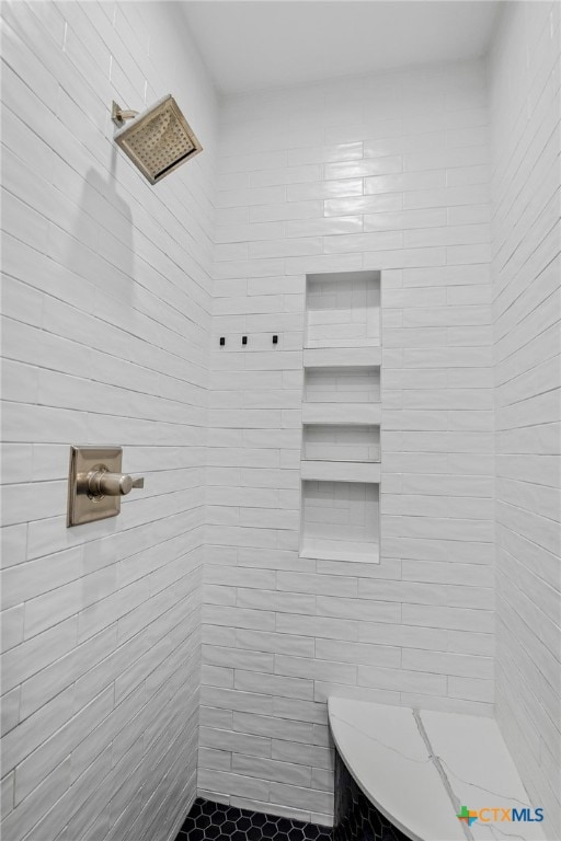 bathroom featuring a tile shower