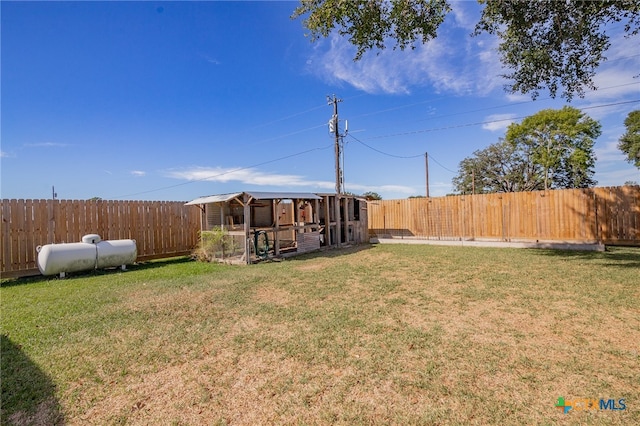 view of yard with an outdoor structure