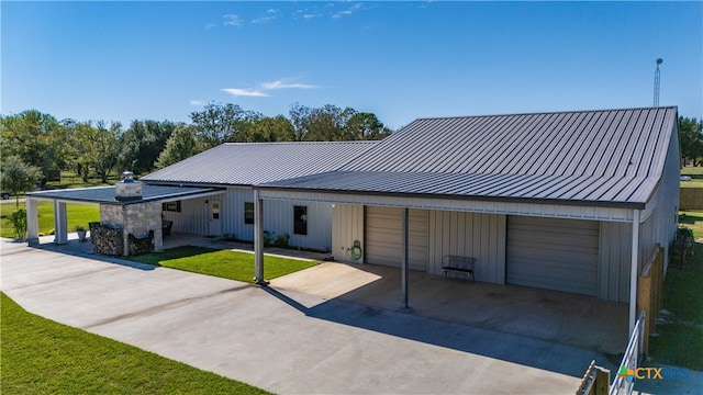 view of front of home featuring a front yard and a garage