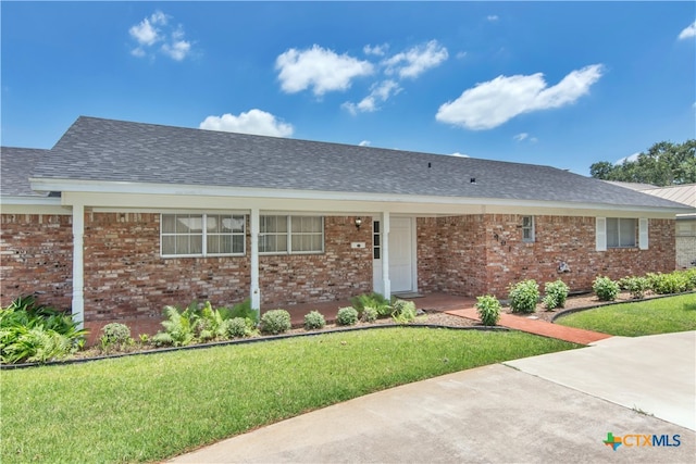 single story home featuring a front yard