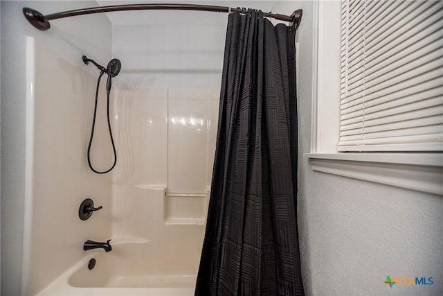 bathroom with shower / bath combo