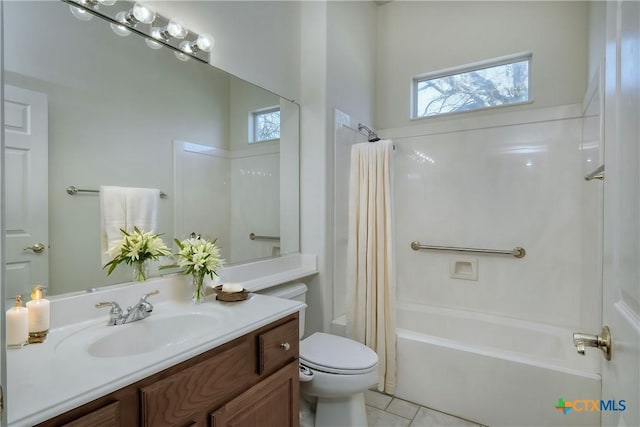 full bathroom with toilet, plenty of natural light, vanity, and shower / bath combo