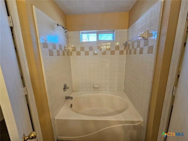 bathroom with tiled shower / bath combo