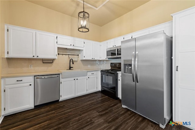 kitchen featuring dark wood-style floors, appliances with stainless steel finishes, a sink, and white cabinetry