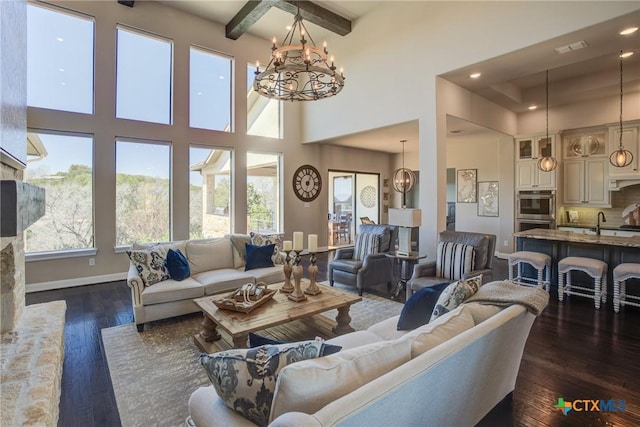 living area featuring a chandelier, dark wood-style floors, visible vents, and baseboards