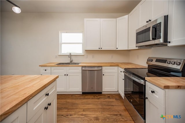 177 Powderhorn Ln, Port Lavaca, TX 77979 - unfurnished room with baseboards and wood finished floors