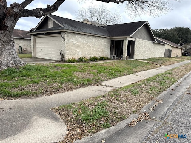 view of front facade featuring a garage and a front yard